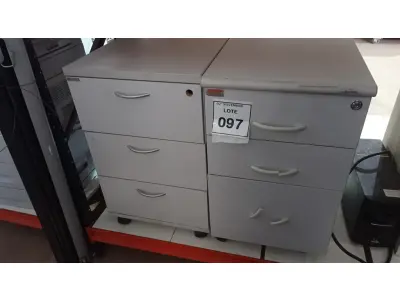 LOTE 097 - 02 GAVETEIROS COM RODINHAS COM 03 GAVETAS CADA. (NO ESTADO) ATENÇÃO! FAZER A VISITAÇÃO ANTES DE ARREMATAR, NÃO SABEMOS SE FUNCIONA, LEILÃO NÃO TEM GARANTIA E NEM DEVOLUÇÃO, SUJEITO A POSSÍVEIS AVARIAS VISÍVEIS/OCULTAS E/OU AUSÊNCIA DE COMPONENTES.