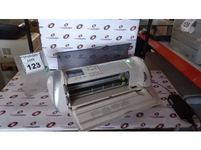 LOTE 123 - 01 MÁQUINA DE CORTE ELETRÔNICO MARCA CRICUT EXPRESSION. (NO ESTADO) ATENÇÃO! FAZER A VISITAÇÃO ANTES DE ARREMATAR, NÃO SABEMOS SE FUNCIONA, LEILÃO NÃO TEM GARANTIA E NEM DEVOLUÇÃO, SUJEITO A POSSÍVEIS AVARIAS VISÍVEIS/OCULTAS E/OU AUSÊNCIA DE COMPONENTES.