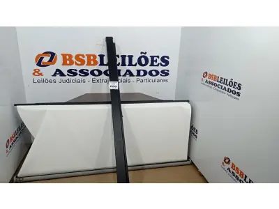 LOTE 099 - 01 TELA DE PROJEÇÃO RETRÁTIL. (NO ESTADO) ATENÇÃO! FAZER A VISITAÇÃO ANTES DE ARREMATAR, NÃO SABEMOS SE FUNCIONA, LEILÃO NÃO TEM GARANTIA E NEM DEVOLUÇÃO, SUJEITO A POSSÍVEIS AVARIAS VISÍVEIS/OCULTAS E/OU AUSÊNCIA DE COMPONENTES.