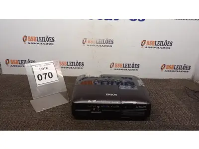 LOTE 070 - 01 PROJETOR MARCA EPSON. (NO ESTADO) ATENÇÃO! FAZER A VISITAÇÃO ANTES DE ARREMATAR, NÃO SABEMOS SE FUNCIONA, LEILÃO NÃO TEM GARANTIA E NEM DEVOLUÇÃO, SUJEITO A POSSÍVEIS AVARIAS VISÍVEIS/OCULTAS E/OU AUSÊNCIA DE COMPONENTES.