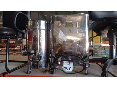 LOTE 107 - 02 CAFETEIRAS INDUSTRIAIS EM INOX. (NO ESTADO) ATENÇÃO! FAZER A VISITAÇÃO ANTES DE ARREMATAR, NÃO SABEMOS SE FUNCIONA, LEILÃO NÃO TEM GARANTIA E NEM DEVOLUÇÃO, SUJEITO A POSSÍVEIS AVARIAS VISÍVEIS/OCULTAS E/OU AUSÊNCIA DE COMPONENTES.