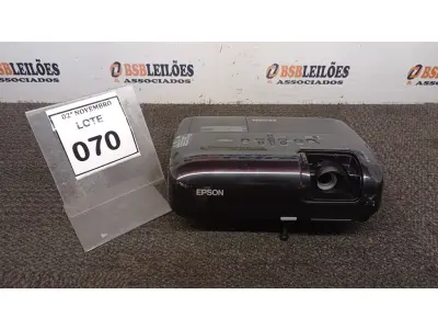 LOTE 070 - 01 PROJETOR MARCA EPSON. (NO ESTADO) ATENÇÃO! FAZER A VISITAÇÃO ANTES DE ARREMATAR, NÃO SABEMOS SE FUNCIONA, LEILÃO NÃO TEM GARANTIA E NEM DEVOLUÇÃO, SUJEITO A POSSÍVEIS AVARIAS VISÍVEIS/OCULTAS E/OU AUSÊNCIA DE COMPONENTES.