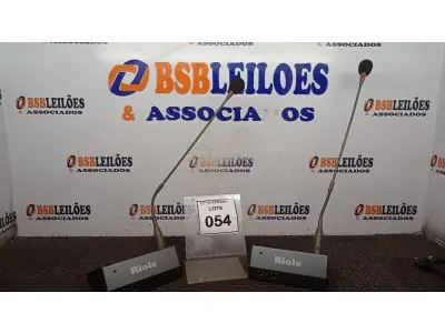 LOTE 054 - 02 MICROFONES DE MESA MARCA RIOLE. (NO ESTADO) ATENÇÃO! FAZER A VISITAÇÃO ANTES DE ARREMATAR, NÃO SABEMOS SE FUNCIONA, LEILÃO NÃO TEM GARANTIA E NEM DEVOLUÇÃO, SUJEITO A POSSÍVEIS AVARIAS VISÍVEIS/OCULTAS E/OU AUSÊNCIA DE COMPONENTES.