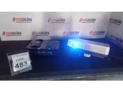 LOTE 483 - 02 PROJETORES MARCAS SANYO E BENQ. (NO ESTADO) ATENÇÃO! FAZER A VISITAÇÃO ANTES DE ARREMATAR, NÃO SABEMOS SE FUNCIONA, LEILÃO NÃO TEM GARANTIA E NEM DEVOLUÇÃO, SUJEITO A POSSÍVEIS AVARIAS VISÍVEIS/OCULTAS E/OU AUSÊNCIA DE COMPONENTES.