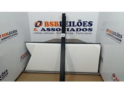 LOTE 099 - 01 TELA DE PROJEÇÃO RETRÁTIL. (NO ESTADO) ATENÇÃO! FAZER A VISITAÇÃO ANTES DE ARREMATAR, NÃO SABEMOS SE FUNCIONA, LEILÃO NÃO TEM GARANTIA E NEM DEVOLUÇÃO, SUJEITO A POSSÍVEIS AVARIAS VISÍVEIS/OCULTAS E/OU AUSÊNCIA DE COMPONENTES.