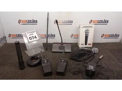 LOTE 074 - 02 RÁDIOS COMUNICADORES COM 01 CARREGADOR, 01 MICROFONE DE MESA, 01 MICROFONE PROFISSIONAL E 01 LANTERNA. (NO ESTADO) ATENÇÃO! FAZER A VISITAÇÃO ANTES DE ARREMATAR, NÃO SABEMOS SE FUNCIONA, LEILÃO NÃO TEM GARANTIA E NEM DEVOLUÇÃO, SUJEITO A POSSÍVEIS AVARIAS VISÍVEIS/OCULTAS E/OU AUSÊNCIA DE COMPONENTES.