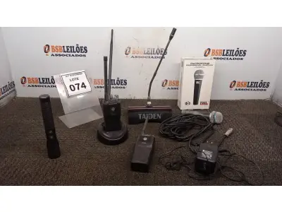 LOTE 074 - 02 RÁDIOS COMUNICADORES COM 01 CARREGADOR, 01 MICROFONE DE MESA, 01 MICROFONE PROFISSIONAL E 01 LANTERNA. (NO ESTADO) ATENÇÃO! FAZER A VISITAÇÃO ANTES DE ARREMATAR, NÃO SABEMOS SE FUNCIONA, LEILÃO NÃO TEM GARANTIA E NEM DEVOLUÇÃO, SUJEITO A POSSÍVEIS AVARIAS VISÍVEIS/OCULTAS E/OU AUSÊNCIA DE COMPONENTES.