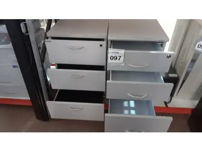 LOTE 097 - 02 GAVETEIROS COM RODINHAS COM 03 GAVETAS CADA. (NO ESTADO) ATENÇÃO! FAZER A VISITAÇÃO ANTES DE ARREMATAR, NÃO SABEMOS SE FUNCIONA, LEILÃO NÃO TEM GARANTIA E NEM DEVOLUÇÃO, SUJEITO A POSSÍVEIS AVARIAS VISÍVEIS/OCULTAS E/OU AUSÊNCIA DE COMPONENTES.