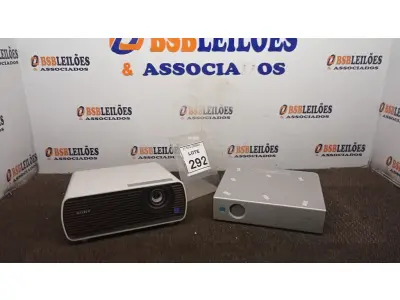 LOTE 292 - 02 PROJETORES MARCA SONY. (NO ESTADO) ATENÇÃO! FAZER A VISITAÇÃO ANTES DE ARREMATAR, NÃO SABEMOS SE FUNCIONA, LEILÃO NÃO TEM GARANTIA E NEM DEVOLUÇÃO, SUJEITO A POSSÍVEIS AVARIAS VISÍVEIS/OCULTAS E/OU AUSÊNCIA DE COMPONENTES.