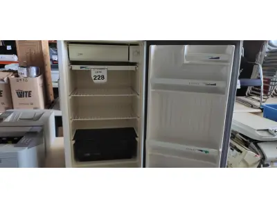 LOTE 228 - 01 FRIGOBAR 220V MARCA CONSUL. (NO ESTADO) ATENÇÃO! FAZER A VISITAÇÃO ANTES DE ARREMATAR, NÃO SABEMOS SE FUNCIONA, LEILÃO NÃO TEM GARANTIA E NEM DEVOLUÇÃO, SUJEITO A POSSÍVEIS AVARIAS VISÍVEIS/OCULTAS E/OU AUSÊNCIA DE COMPONENTES.