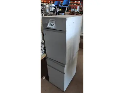 LOTE 247 - 02 ARMÁRIOS BAIXOS COM 01 GAVETA E SUPORTE PARA CPU. (NO ESTADO) ATENÇÃO! FAZER A VISITAÇÃO ANTES DE ARREMATAR, NÃO SABEMOS SE FUNCIONA, LEILÃO NÃO TEM GARANTIA E NEM DEVOLUÇÃO, SUJEITO A POSSÍVEIS AVARIAS VISÍVEIS/OCULTAS E/OU AUSÊNCIA DE COMPONENTES.