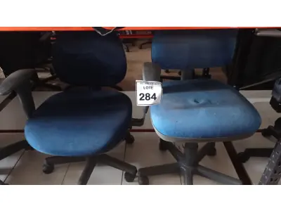 LOTE 284 - 02 CADEIRAS GIRATÓRIAS NA COR AZUL. (NO ESTADO) ATENÇÃO! FAZER A VISITAÇÃO ANTES DE ARREMATAR, NÃO SABEMOS SE FUNCIONA, LEILÃO NÃO TEM GARANTIA E NEM DEVOLUÇÃO, SUJEITO A POSSÍVEIS AVARIAS VISÍVEIS/OCULTAS E/OU AUSÊNCIA DE COMPONENTES.