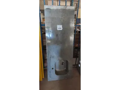 LOTE 258 - 01 PIA EM MÁRMORE COM 01 CUBA INOX 1,64X0,60. (NO ESTADO) ATENÇÃO! FAZER A VISITAÇÃO ANTES DE ARREMATAR, NÃO SABEMOS SE FUNCIONA, LEILÃO NÃO TEM GARANTIA E NEM DEVOLUÇÃO, SUJEITO A POSSÍVEIS AVARIAS VISÍVEIS/OCULTAS E/OU AUSÊNCIA DE COMPONENTES.