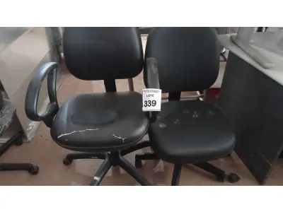 LOTE 339 - 02 CADEIRAS GIRATÓRIAS. (NO ESTADO) ATENÇÃO! FAZER A VISITAÇÃO ANTES DE ARREMATAR, NÃO SABEMOS SE FUNCIONA, LEILÃO NÃO TEM GARANTIA E NEM DEVOLUÇÃO, SUJEITO A POSSÍVEIS AVARIAS VISÍVEIS/OCULTAS E/OU AUSÊNCIA DE COMPONENTES.