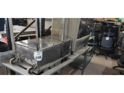 LOTE 266 - 01 FOGÃO A GÁS 05 BOCAS, 01 BANCADA EM INOX E 01 CARRINHO EM INOX. (NO ESTADO) ATENÇÃO! FAZER A VISITAÇÃO ANTES DE ARREMATAR, NÃO SABEMOS SE FUNCIONA, LEILÃO NÃO TEM GARANTIA E NEM DEVOLUÇÃO, SUJEITO A POSSÍVEIS AVARIAS VISÍVEIS/OCULTAS E/OU AUSÊNCIA DE COMPONENTES.