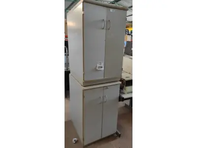 LOTE 256 - 02 ARMÁRIOS BAIXOS DE 02 PORTAS CADA COM SUPORTE PARA LIXEIRAS. (NO ESTADO) ATENÇÃO! FAZER A VISITAÇÃO ANTES DE ARREMATAR, NÃO SABEMOS SE FUNCIONA, LEILÃO NÃO TEM GARANTIA E NEM DEVOLUÇÃO, SUJEITO A POSSÍVEIS AVARIAS VISÍVEIS/OCULTAS E/OU AUSÊNCIA DE COMPONENTES.