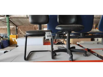 LOTE 395 - 02 CADEIRAS DE ESCRITÓRIO SENDO 01 COM PÉS FIXOS. (NO ESTADO) ATENÇÃO! FAZER A VISITAÇÃO ANTES DE ARREMATAR, NÃO SABEMOS SE FUNCIONA, LEILÃO NÃO TEM GARANTIA E NEM DEVOLUÇÃO, SUJEITO A POSSÍVEIS AVARIAS VISÍVEIS/OCULTAS E/OU AUSÊNCIA DE COMPONENTES.