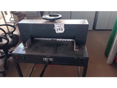 LOTE 319 - 01 GUILHOTINA GRÁFICA MODELO GK1060 220V MARCA KRAUSE. (NO ESTADO) ATENÇÃO! FAZER A VISITAÇÃO ANTES DE ARREMATAR, NÃO SABEMOS SE FUNCIONA, LEILÃO NÃO TEM GARANTIA E NEM DEVOLUÇÃO, SUJEITO A POSSÍVEIS AVARIAS VISÍVEIS/OCULTAS E/OU AUSÊNCIA DE COMPONENTES.