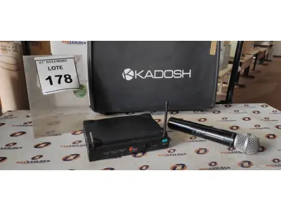 LOTE 178 - 01 MICROFONE COM RECEPTOR E CASE. (NO ESTADO) ATENÇÃO! FAZER A VISITAÇÃO ANTES DE ARREMATAR, NÃO SABEMOS SE FUNCIONA, LEILÃO NÃO TEM GARANTIA E NEM DEVOLUÇÃO, SUJEITO A POSSÍVEIS AVARIAS VISÍVEIS/OCULTAS E/OU AUSÊNCIA DE COMPONENTES.