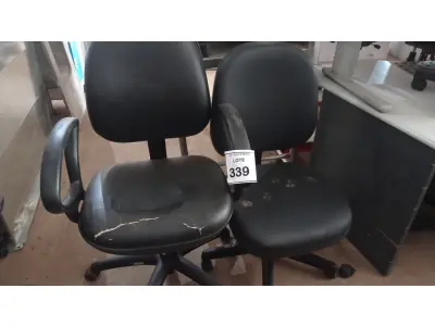 LOTE 339 - 02 CADEIRAS GIRATÓRIAS. (NO ESTADO) ATENÇÃO! FAZER A VISITAÇÃO ANTES DE ARREMATAR, NÃO SABEMOS SE FUNCIONA, LEILÃO NÃO TEM GARANTIA E NEM DEVOLUÇÃO, SUJEITO A POSSÍVEIS AVARIAS VISÍVEIS/OCULTAS E/OU AUSÊNCIA DE COMPONENTES.