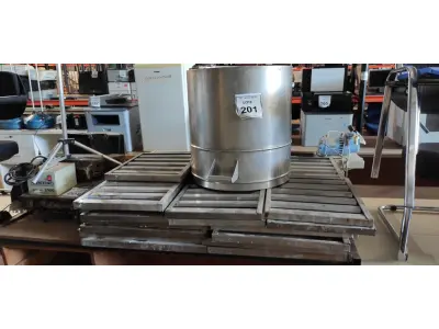 LOTE 201 - 01 LIXEIRA INOX E VÁRIAS TAMPAS DE BALCÃO EXPOSITOR. (NO ESTADO) ATENÇÃO! FAZER A VISITAÇÃO ANTES DE ARREMATAR, NÃO SABEMOS SE FUNCIONA, LEILÃO NÃO TEM GARANTIA E NEM DEVOLUÇÃO, SUJEITO A POSSÍVEIS AVARIAS VISÍVEIS/OCULTAS E/OU AUSÊNCIA DE COMPONENTES.