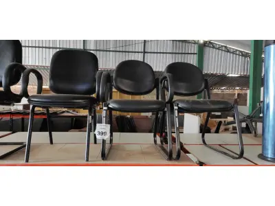 LOTE 399 - 03 CADEIRAS DE ESCRITÓRIO COM PÉS FIXOS. (NO ESTADO) ATENÇÃO! FAZER A VISITAÇÃO ANTES DE ARREMATAR, NÃO SABEMOS SE FUNCIONA, LEILÃO NÃO TEM GARANTIA E NEM DEVOLUÇÃO, SUJEITO A POSSÍVEIS AVARIAS VISÍVEIS/OCULTAS E/OU AUSÊNCIA DE COMPONENTES.