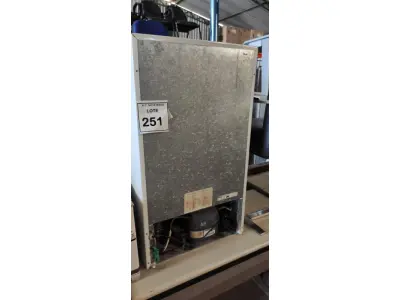 LOTE 251 - 01 FRIGOBAR 220V MARCA CONSUL. (NO ESTADO) ATENÇÃO! FAZER A VISITAÇÃO ANTES DE ARREMATAR, NÃO SABEMOS SE FUNCIONA, LEILÃO NÃO TEM GARANTIA E NEM DEVOLUÇÃO, SUJEITO A POSSÍVEIS AVARIAS VISÍVEIS/OCULTAS E/OU AUSÊNCIA DE COMPONENTES.