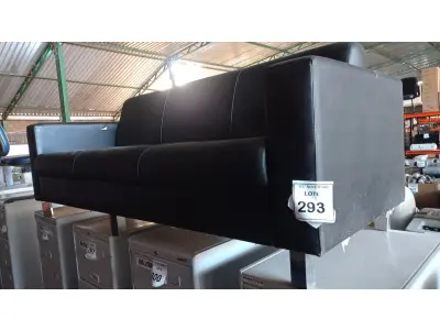 LOTE 293 - 01 SOFÁ DE 03 LUGARES EM COURO SINTÉTICO NA COR PRETA. (NO ESTADO) ATENÇÃO! FAZER A VISITAÇÃO ANTES DE ARREMATAR, NÃO SABEMOS SE FUNCIONA, LEILÃO NÃO TEM GARANTIA E NEM DEVOLUÇÃO, SUJEITO A POSSÍVEIS AVARIAS VISÍVEIS/OCULTAS E/OU AUSÊNCIA DE COMPONENTES.