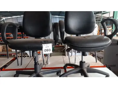 LOTE 093 - 02 CADEIRAS GIRATÓRIAS. (NO ESTADO) ATENÇÃO! FAZER A VISITAÇÃO ANTES DE ARREMATAR, NÃO SABEMOS SE FUNCIONA, LEILÃO NÃO TEM GARANTIA E NEM DEVOLUÇÃO, SUJEITO A POSSÍVEIS AVARIAS VISÍVEIS/OCULTAS E/OU AUSÊNCIA DE COMPONENTES.