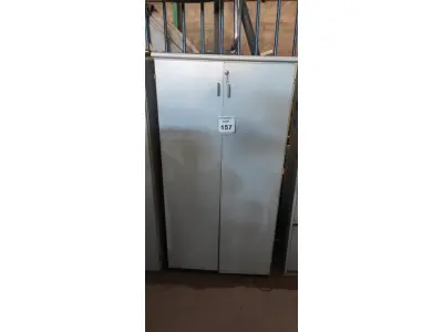 LOTE 157 - 01 ARMÁRIO EM MADEIRA COM 02 PORTAS E TRANCA. (NO ESTADO) ATENÇÃO! FAZER A VISITAÇÃO ANTES DE ARREMATAR, NÃO SABEMOS SE FUNCIONA, LEILÃO NÃO TEM GARANTIA E NEM DEVOLUÇÃO, SUJEITO A POSSÍVEIS AVARIAS VISÍVEIS/OCULTAS E/OU AUSÊNCIA DE COMPONENTES.