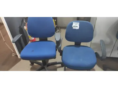 LOTE 426 - 02 CADEIRAS DE ESCRITÓRIO . (NO ESTADO) ATENÇÃO! FAZER A VISITAÇÃO ANTES DE ARREMATAR, NÃO SABEMOS SE FUNCIONA, LEILÃO NÃO TEM GARANTIA E NEM DEVOLUÇÃO, SUJEITO A POSSÍVEIS AVARIAS VISÍVEIS/OCULTAS E/OU AUSÊNCIA DE COMPONENTES.