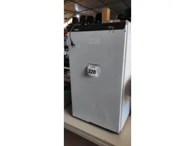 LOTE 228 - 01 FRIGOBAR 220V MARCA CONSUL. (NO ESTADO) ATENÇÃO! FAZER A VISITAÇÃO ANTES DE ARREMATAR, NÃO SABEMOS SE FUNCIONA, LEILÃO NÃO TEM GARANTIA E NEM DEVOLUÇÃO, SUJEITO A POSSÍVEIS AVARIAS VISÍVEIS/OCULTAS E/OU AUSÊNCIA DE COMPONENTES.