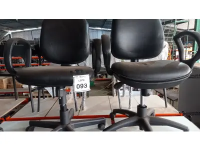 LOTE 093 - 02 CADEIRAS GIRATÓRIAS. (NO ESTADO) ATENÇÃO! FAZER A VISITAÇÃO ANTES DE ARREMATAR, NÃO SABEMOS SE FUNCIONA, LEILÃO NÃO TEM GARANTIA E NEM DEVOLUÇÃO, SUJEITO A POSSÍVEIS AVARIAS VISÍVEIS/OCULTAS E/OU AUSÊNCIA DE COMPONENTES.