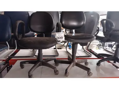 LOTE 330 - 02 CADEIRAS GIRATÓRIAS. (NO ESTADO) ATENÇÃO! FAZER A VISITAÇÃO ANTES DE ARREMATAR, NÃO SABEMOS SE FUNCIONA, LEILÃO NÃO TEM GARANTIA E NEM DEVOLUÇÃO, SUJEITO A POSSÍVEIS AVARIAS VISÍVEIS/OCULTAS E/OU AUSÊNCIA DE COMPONENTES.