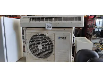 LOTE 235 - 01 CONDENSADORA MARCA YORK 18000 BTUS E 01 EVAPORADORA MARCA YORK 18.000 BTUS. (NO ESTADO) ATENÇÃO! FAZER A VISITAÇÃO ANTES DE ARREMATAR, NÃO SABEMOS SE FUNCIONA, LEILÃO NÃO TEM GARANTIA E NEM DEVOLUÇÃO, SUJEITO A POSSÍVEIS AVARIAS VISÍVEIS/OCULTAS E/OU AUSÊNCIA DE COMPONENTES.