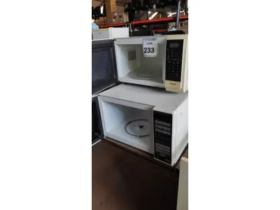 LOTE 233 - 03 MICRO-ONDAS MARCAS E MODELOS DIVERSOS. (NO ESTADO) ATENÇÃO! FAZER A VISITAÇÃO ANTES DE ARREMATAR, NÃO SABEMOS SE FUNCIONA, LEILÃO NÃO TEM GARANTIA E NEM DEVOLUÇÃO, SUJEITO A POSSÍVEIS AVARIAS VISÍVEIS/OCULTAS E/OU AUSÊNCIA DE COMPONENTES.