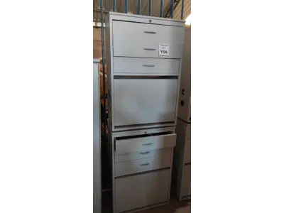 LOTE 156 - 02 ARMÁRIOS BAIXOS DE FERRO E TAMPO EM MADEIRA COM 03 GAVETAS E 01 PORTA CADA. (NO ESTADO) ATENÇÃO! FAZER A VISITAÇÃO ANTES DE ARREMATAR, NÃO SABEMOS SE FUNCIONA, LEILÃO NÃO TEM GARANTIA E NEM DEVOLUÇÃO, SUJEITO A POSSÍVEIS AVARIAS VISÍVEIS/OCULTAS E/OU AUSÊNCIA DE COMPONENTES.