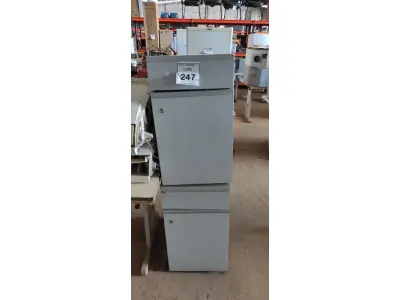 LOTE 247 - 02 ARMÁRIOS BAIXOS COM 01 GAVETA E SUPORTE PARA CPU. (NO ESTADO) ATENÇÃO! FAZER A VISITAÇÃO ANTES DE ARREMATAR, NÃO SABEMOS SE FUNCIONA, LEILÃO NÃO TEM GARANTIA E NEM DEVOLUÇÃO, SUJEITO A POSSÍVEIS AVARIAS VISÍVEIS/OCULTAS E/OU AUSÊNCIA DE COMPONENTES.