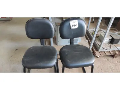 LOTE 394 - 02 CADEIRAS DE ESCRITÓRIO. (NO ESTADO) ATENÇÃO! FAZER A VISITAÇÃO ANTES DE ARREMATAR, NÃO SABEMOS SE FUNCIONA, LEILÃO NÃO TEM GARANTIA E NEM DEVOLUÇÃO, SUJEITO A POSSÍVEIS AVARIAS VISÍVEIS/OCULTAS E/OU AUSÊNCIA DE COMPONENTES.