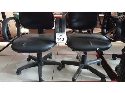 LOTE 140 - 02 CADEIRAS GIRATÓRIAS. (NO ESTADO) ATENÇÃO! FAZER A VISITAÇÃO ANTES DE ARREMATAR, NÃO SABEMOS SE FUNCIONA, LEILÃO NÃO TEM GARANTIA E NEM DEVOLUÇÃO, SUJEITO A POSSÍVEIS AVARIAS VISÍVEIS/OCULTAS E/OU AUSÊNCIA DE COMPONENTES.