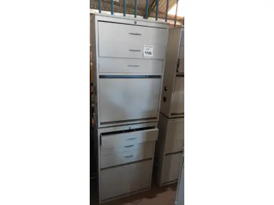 LOTE 156 - 02 ARMÁRIOS BAIXOS DE FERRO E TAMPO EM MADEIRA COM 03 GAVETAS E 01 PORTA CADA. (NO ESTADO) ATENÇÃO! FAZER A VISITAÇÃO ANTES DE ARREMATAR, NÃO SABEMOS SE FUNCIONA, LEILÃO NÃO TEM GARANTIA E NEM DEVOLUÇÃO, SUJEITO A POSSÍVEIS AVARIAS VISÍVEIS/OCULTAS E/OU AUSÊNCIA DE COMPONENTES.