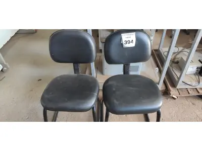 LOTE 394 - 02 CADEIRAS DE ESCRITÓRIO. (NO ESTADO) ATENÇÃO! FAZER A VISITAÇÃO ANTES DE ARREMATAR, NÃO SABEMOS SE FUNCIONA, LEILÃO NÃO TEM GARANTIA E NEM DEVOLUÇÃO, SUJEITO A POSSÍVEIS AVARIAS VISÍVEIS/OCULTAS E/OU AUSÊNCIA DE COMPONENTES.