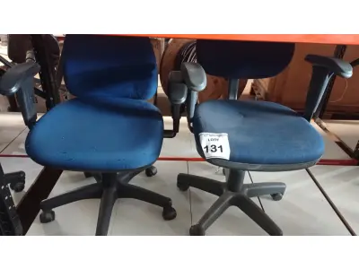 LOTE 131 - 02 CADEIRAS GIRATÓRIAS. (NO ESTADO) ATENÇÃO! FAZER A VISITAÇÃO ANTES DE ARREMATAR, NÃO SABEMOS SE FUNCIONA, LEILÃO NÃO TEM GARANTIA E NEM DEVOLUÇÃO, SUJEITO A POSSÍVEIS AVARIAS VISÍVEIS/OCULTAS E/OU AUSÊNCIA DE COMPONENTES.
