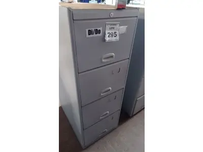 LOTE 295 - 01 ARQUIVO DE AÇO COM 04 GAVETAS. (NO ESTADO) ATENÇÃO! FAZER A VISITAÇÃO ANTES DE ARREMATAR, NÃO SABEMOS SE FUNCIONA, LEILÃO NÃO TEM GARANTIA E NEM DEVOLUÇÃO, SUJEITO A POSSÍVEIS AVARIAS VISÍVEIS/OCULTAS E/OU AUSÊNCIA DE COMPONENTES.
