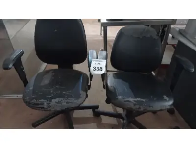 LOTE 338 - 02 CADEIRAS GIRATÓRIAS. (NO ESTADO) ATENÇÃO! FAZER A VISITAÇÃO ANTES DE ARREMATAR, NÃO SABEMOS SE FUNCIONA, LEILÃO NÃO TEM GARANTIA E NEM DEVOLUÇÃO, SUJEITO A POSSÍVEIS AVARIAS VISÍVEIS/OCULTAS E/OU AUSÊNCIA DE COMPONENTES.