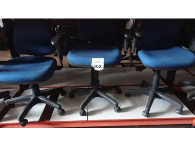 LOTE 302 - 03 CADEIRAS GIRATÓRIAS. (NO ESTADO) ATENÇÃO! FAZER A VISITAÇÃO ANTES DE ARREMATAR, NÃO SABEMOS SE FUNCIONA, LEILÃO NÃO TEM GARANTIA E NEM DEVOLUÇÃO, SUJEITO A POSSÍVEIS AVARIAS VISÍVEIS/OCULTAS E/OU AUSÊNCIA DE COMPONENTES.