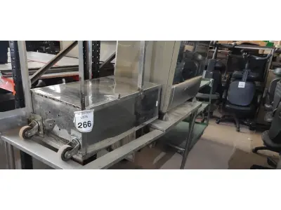 LOTE 266 - 01 FOGÃO A GÁS 05 BOCAS, 01 BANCADA EM INOX E 01 CARRINHO EM INOX. (NO ESTADO) ATENÇÃO! FAZER A VISITAÇÃO ANTES DE ARREMATAR, NÃO SABEMOS SE FUNCIONA, LEILÃO NÃO TEM GARANTIA E NEM DEVOLUÇÃO, SUJEITO A POSSÍVEIS AVARIAS VISÍVEIS/OCULTAS E/OU AUSÊNCIA DE COMPONENTES.