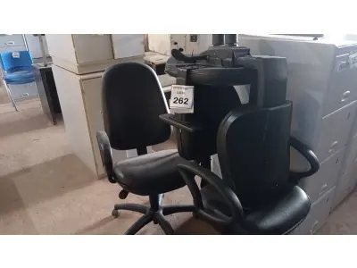 LOTE 262 - 03 CADEIRAS GIRATÓRIAS. (NO ESTADO) ATENÇÃO! FAZER A VISITAÇÃO ANTES DE ARREMATAR, NÃO SABEMOS SE FUNCIONA, LEILÃO NÃO TEM GARANTIA E NEM DEVOLUÇÃO, SUJEITO A POSSÍVEIS AVARIAS VISÍVEIS/OCULTAS E/OU AUSÊNCIA DE COMPONENTES.