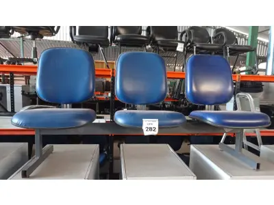 LOTE 282 - 01 LONGARINA DE 03 LUGARES. (NO ESTADO) ATENÇÃO! FAZER A VISITAÇÃO ANTES DE ARREMATAR, NÃO SABEMOS SE FUNCIONA, LEILÃO NÃO TEM GARANTIA E NEM DEVOLUÇÃO, SUJEITO A POSSÍVEIS AVARIAS VISÍVEIS/OCULTAS E/OU AUSÊNCIA DE COMPONENTES.