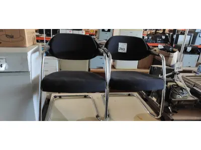 LOTE 203 - 02 CADEIRAS DE PÉS FIXOS. (NO ESTADO) ATENÇÃO! FAZER A VISITAÇÃO ANTES DE ARREMATAR, NÃO SABEMOS SE FUNCIONA, LEILÃO NÃO TEM GARANTIA E NEM DEVOLUÇÃO, SUJEITO A POSSÍVEIS AVARIAS VISÍVEIS/OCULTAS E/OU AUSÊNCIA DE COMPONENTES.